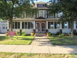 Prairie House Manor Bed and Breakfast - De Smet, SD