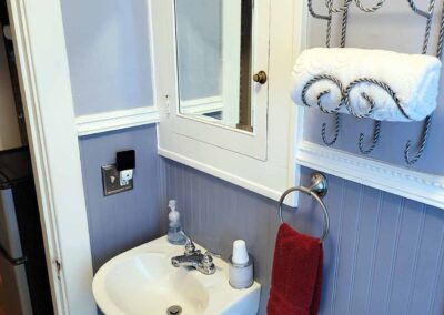 Prairie House Manor - Americana Medley Guest Room Bath